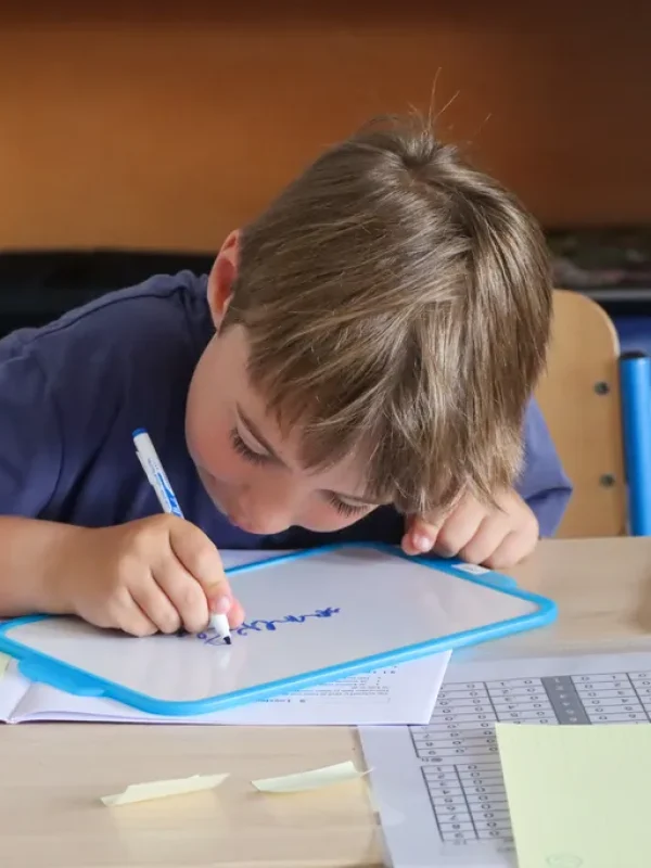 Kind met dysfasie aan het schrijven